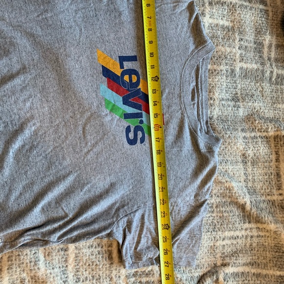 grey levis cropped t shirt - Picture 4 of 6